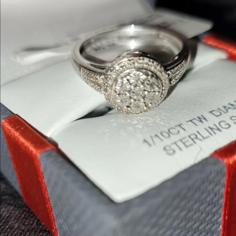 1/10 ct sterling silver Diamond ring new in box with bow Sz 7